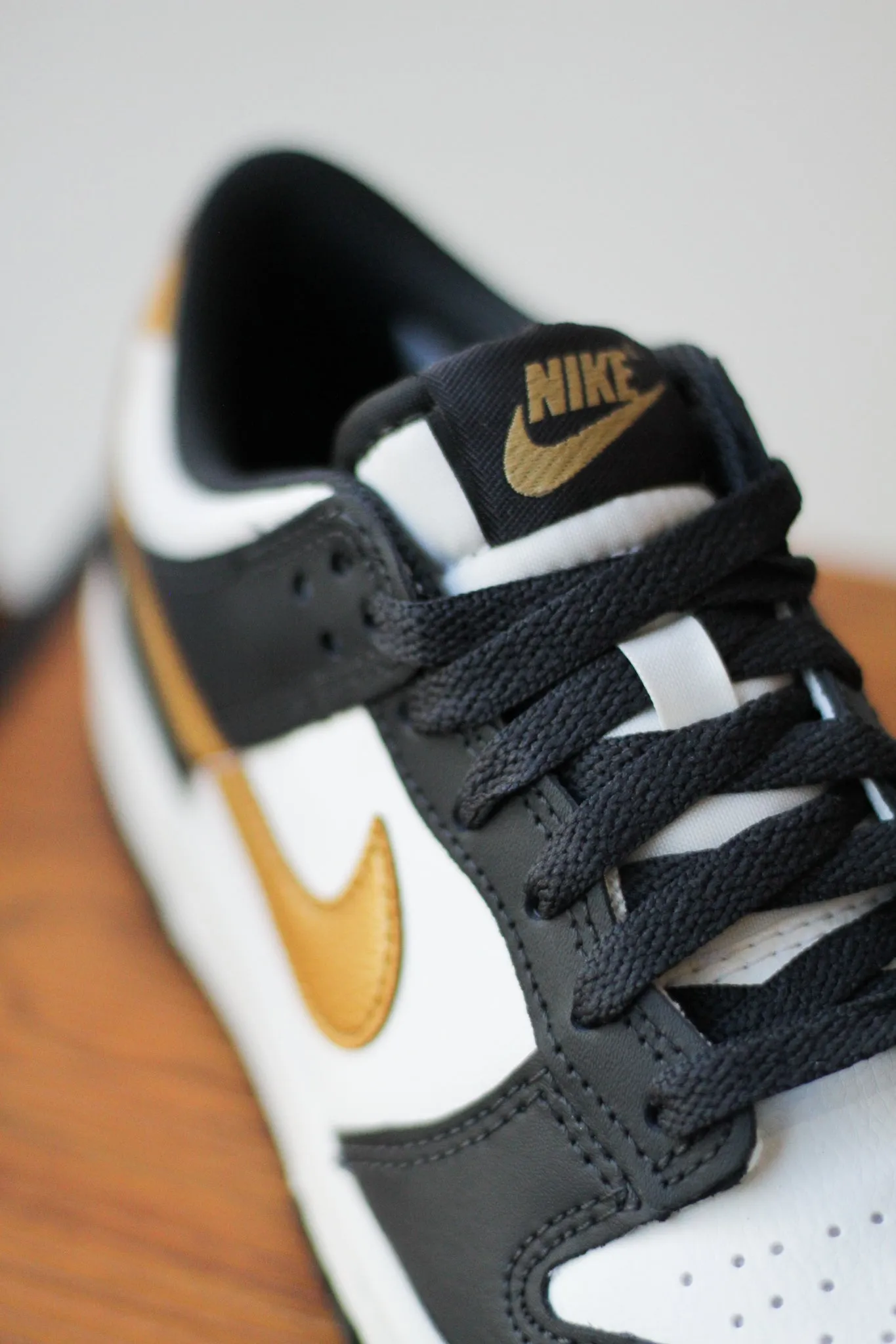 DUNK LOW (GS) "SUMMIT WHITE/METALLIC GOLD"