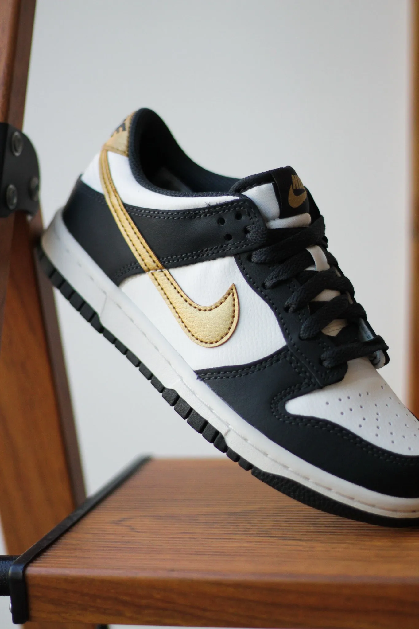 DUNK LOW (GS) "SUMMIT WHITE/METALLIC GOLD"