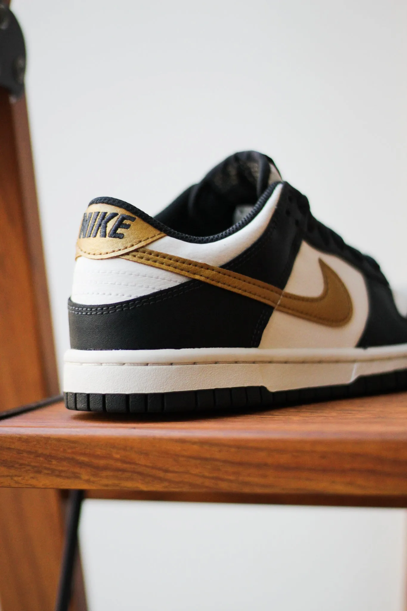 DUNK LOW (GS) "SUMMIT WHITE/METALLIC GOLD"