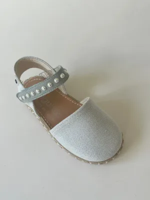 Silver metallic alpargatas with pearl detail and velcro closure